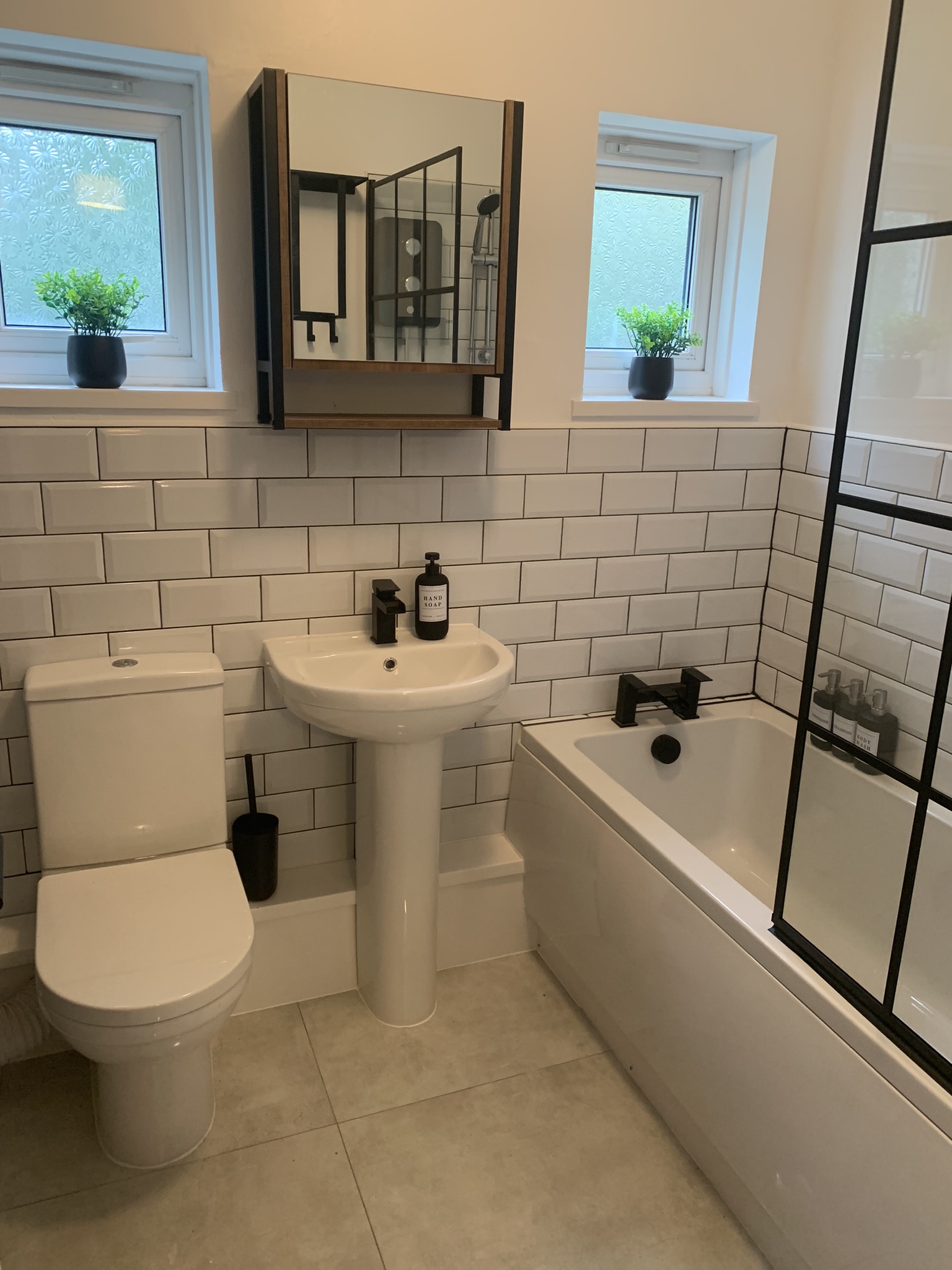 Lukkas Bathroom black and white