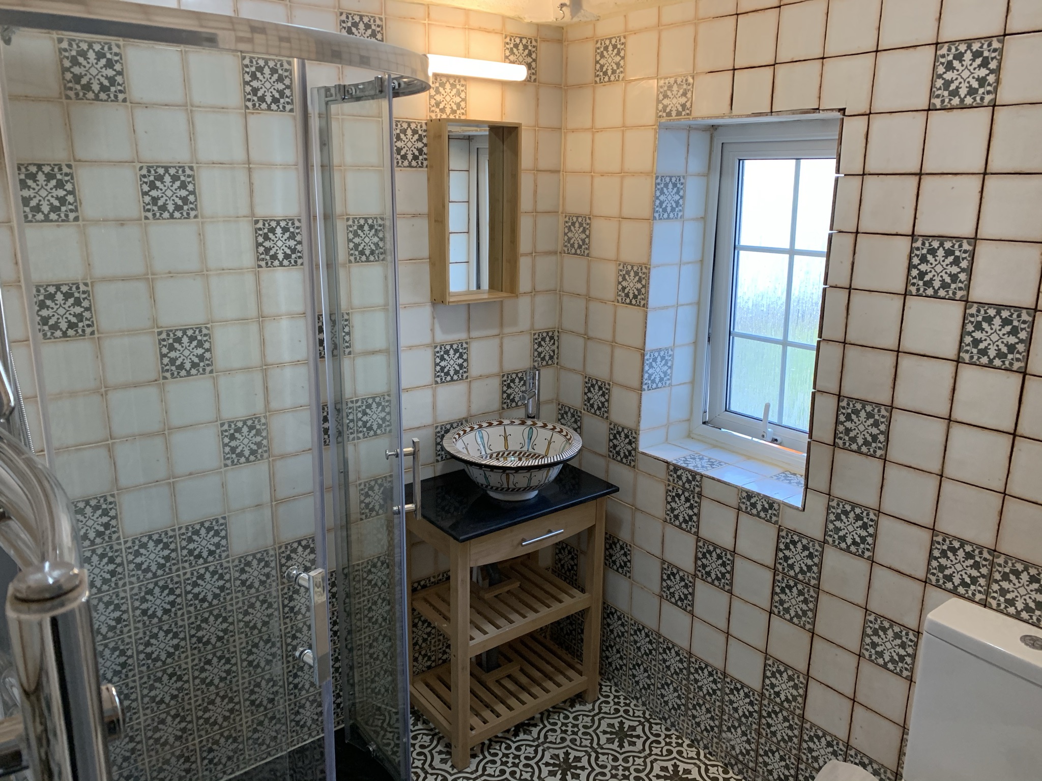 Lukkas Busy Bathroom